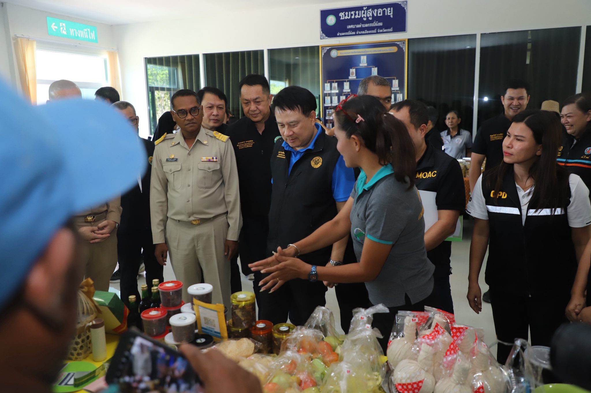 title - รมช.เกษตรฯ มอบโฉนดเพื่อการเกษตร โฉนดต้นไม้ ยกระดับที่ดินทำกินในกระบี่ หนุนเกษตรกรเข้าถึงแหล่งทุน